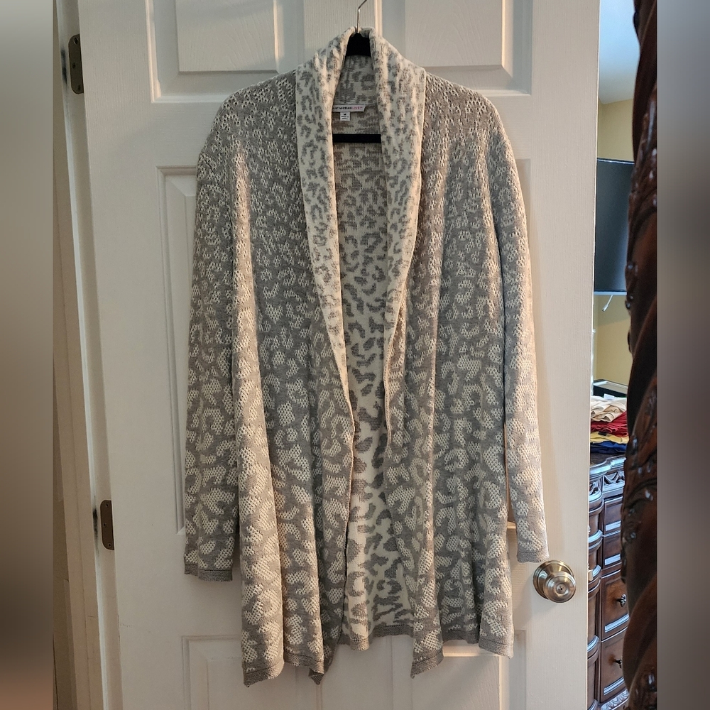 Beautiful Isaac Mizrahi long sweater in gray & cream jaguar pattern